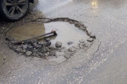 На улице Крайней снова разрушился смотровой колодец
