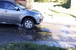 Большая яма угрожает безопасности проезда по улице Чапаева