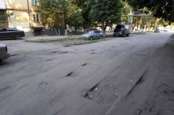 Выбоины заняли всю ширину проезжей части по 6-му Динамовскому проезду