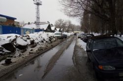 Сугробы и наледь не позволяют разъехаться встречным машинам на улицах Зарубина и Посадского