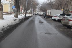 Просевшие люки затрудняют движение автотранспорта по улице Шелковичной