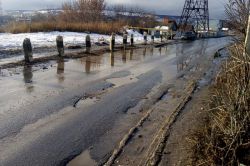 Талые воды размывают дорогу по 1-му Магнитному проезду
