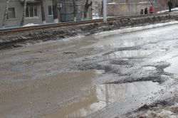 Движение по улице Тульской в Заводском районе затрудняют многочисленные выбоины