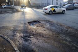 Незаконченный ямочный ремонт лишь усложнил проезд по улице Астраханской