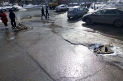 Саратовцы пожаловались на открытые люки у торгового центра «Сити Молл»