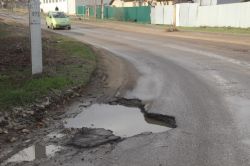 Огромные ямы затрудняют движение по улице Тепличной