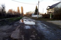 Заречная улица покрыта выбоинами и просадками
