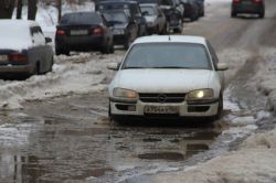 Единственную полосу движения на Блинова затопило водой