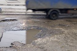 На улице Огородной выбоины затрудняют движение транспортных средств