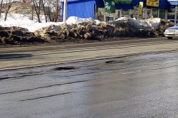 Межрельсовое пространство на улице Танкистов покрылось выбоинами