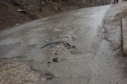 Саратовцы пожаловались на разбитую дорогу к школе