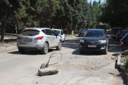 Глубокую яму у «Тантала» обозначили веточкой