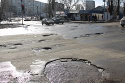 Перекресток на Ново-Астраханском шоссе превращается в непроездной