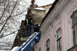 Рабочие: Припаркованные автомобили мешают чистить дворы от снега и наледи