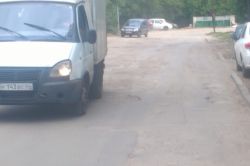 Выбоины на дороге мешают подъехать к многоэтажкам на Гвардейской