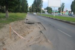 Опасный раскоп на проспекте Строителей появился на прежнем месте