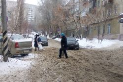 Дорога у детской поликлиники №5 покрыта льдом и снегом