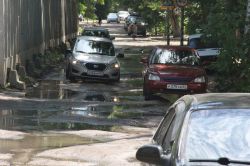 Коммунальная авария затапливает подходы к детской поликлиннике