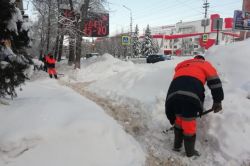 На расчистку тротуаров по улицу Высокой потребуется три дня