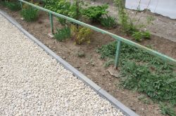 В Ленинском районе продолжают устанавливать расколотые бордюры