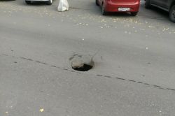 В провал на Рахова на полном ходу влетают автомобили
