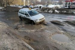 Яма на Лунной заставляет водителей нарушать правила