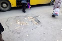 На остановке общественного транспорта образуется провал