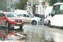 На перекрестке в центре Саратова иномарка провалилась в люк