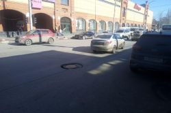 Вокруг люка на Кутякова образуется яма