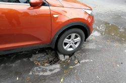 В провал на Зарубина угодил автомобиль