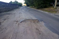 Большая яма перекрывает полосу движения на 2-м Детском проезде