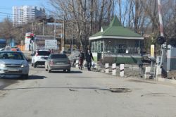 Автолюбители просят привести в порядок подъезды к железнодорожному переезду