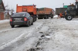 Жители Юриша 4 дня с трудом добираются домой по ледяной горе