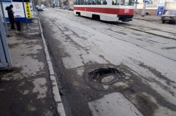 На улице Вавилова разрушается смотровой колодец