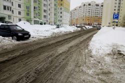 Машины буксуют в снежной каше на дорогах 6-го Микрорайона