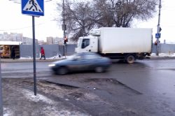 Забытый раскоп мешает движению на перекрестке улиц Чернышевского и Большой Горной