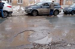 Выбоины затрудняют движение по улице Лермонтова