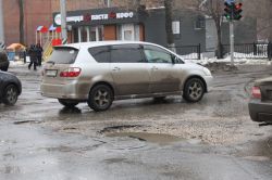 Перекрестки на Кутякова вновь покрылись опасными ямами