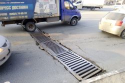 Просевший дождеприемник затрудняет движение в районе СХИ