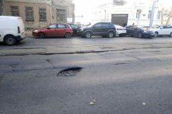 Центральная улица Саратова покрыта выбоинами и просевшими люками