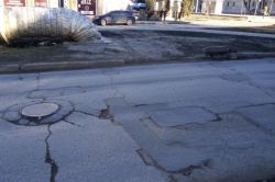 Саратовцы пожаловались на разбитую дорогу по улице Лебедева-Кумача