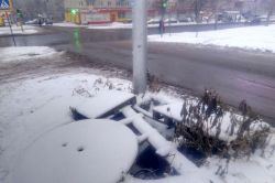 Опасный котлован на Московской прикрыли досками и палетами