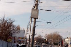 Саратовцы пожаловались на поврежденный столб на улице Орджоникидзе
