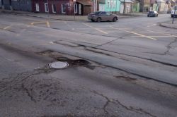 Глубокая яма затрудняет движение по улице Соколовой