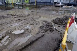 Жители улицы Рижской вынуждены добираться домой по колено в грязи
