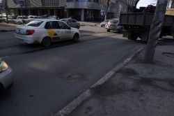 На улице Рабочей образовалась выбоина