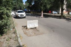Просадку на 2-й Садовой не устраняют несколько месяцев