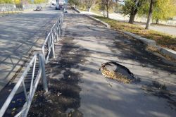 Проваливается тротуар на улице Большой Затонской