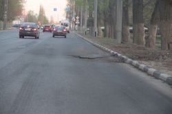 Здоровенная яма на Шехурдина создает аварийные ситуации