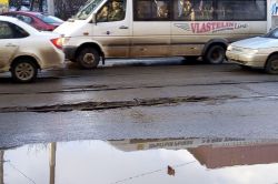 На улице Степана Разина у трамвайных путей образуются выбоины